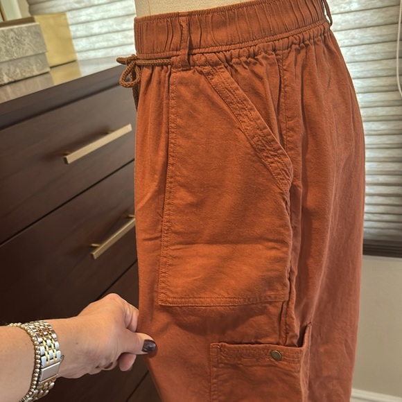 Woman's Melrose and Market Barrel Leg Utility Pants in Rust Sequoia. Size xs - Picture 7 of 8